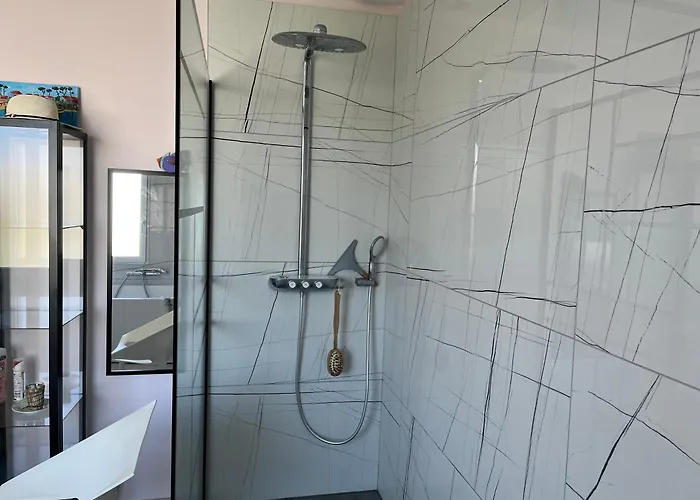 Colora - A 100 M De La